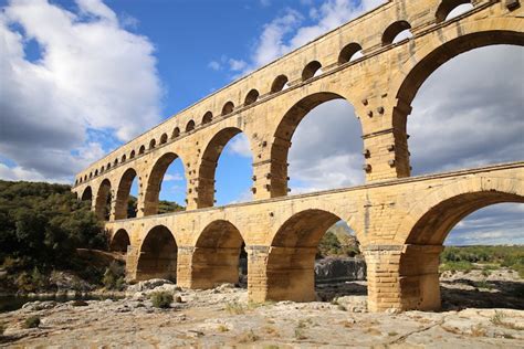  Le Pont du Gard: Rzymski Arcydzieł Inżynierii i Zabytek Podobny do Wody!