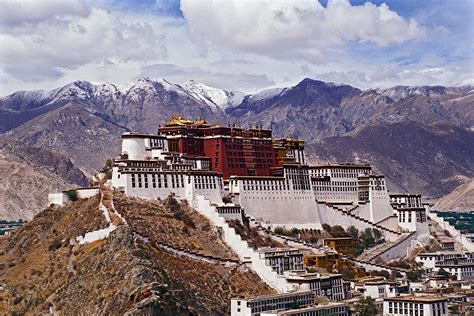 Potala Palace – misty mountain majesty and ancient spiritual echoes!